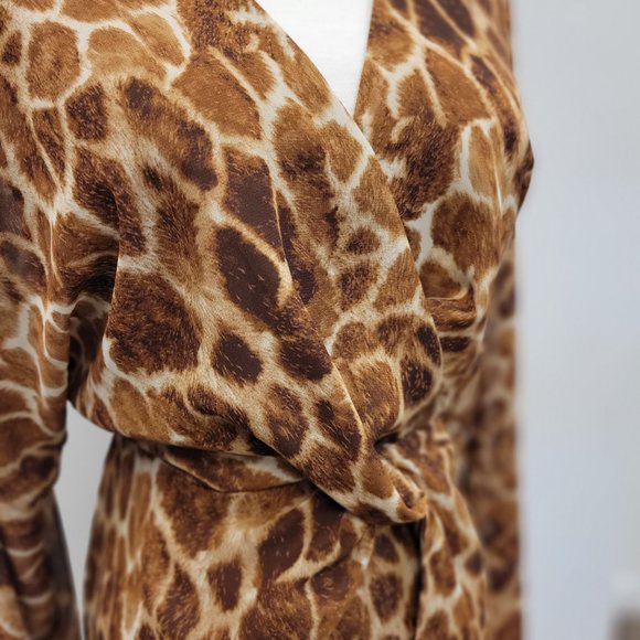 GIRAFFE PRINT MINI FLOWY DRESS WITH STATEMRNT SLEEVES - Picture 3 of 8